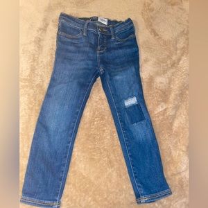 Distressed skinny jeans